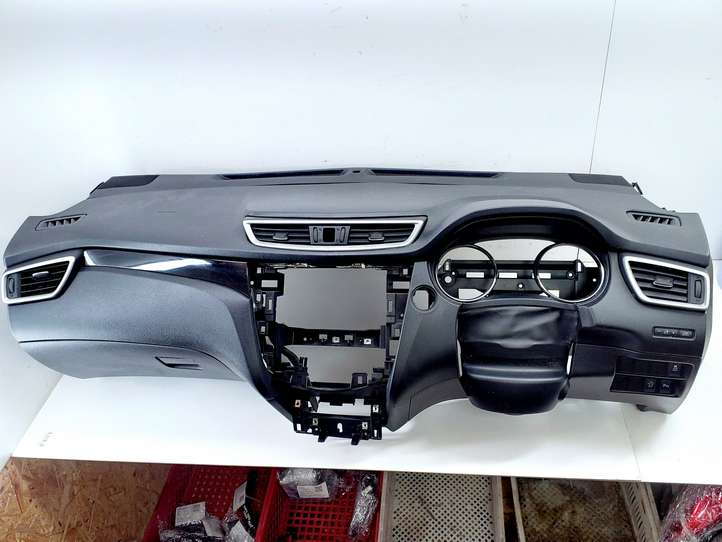 Nissan Qashqai (2013 - 2017)   Панель