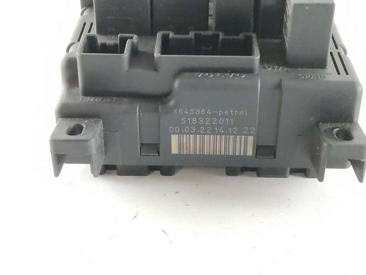 Volvo XC70 (2000 - 2004)  8645364 Блок предохранителей
