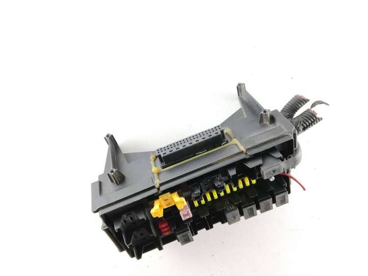 Jeep Cherokee (2001 - 2007)  04692167AB Блок предохранителей