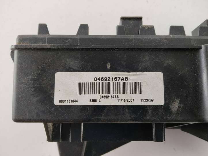 Jeep Cherokee (2001 - 2007)  04692167AB Блок предохранителей