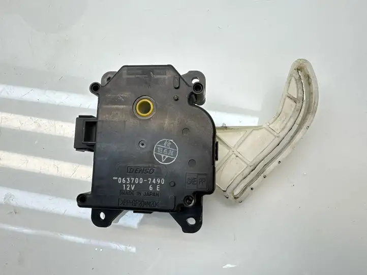Toyota Corolla Verso AR10 (2004 - 2009) 0637007490 Двигатель задвижки потока воздуха — фото 1