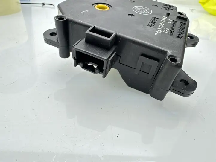 Toyota Corolla Verso AR10 (2004 - 2009) 0637007490 Двигатель задвижки потока воздуха — фото 3