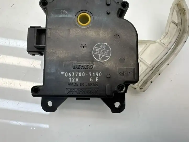 Toyota Corolla Verso AR10 (2004 - 2009) 0637007490 Двигатель задвижки потока воздуха — фото 4