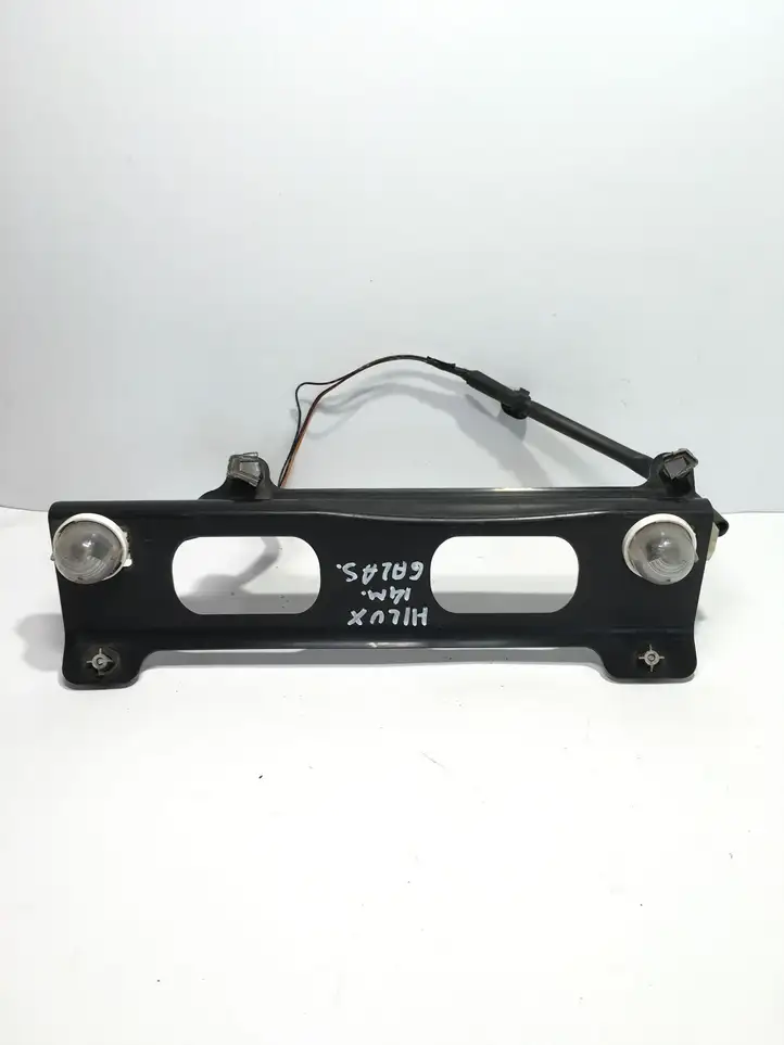 Toyota Hilux (N140, N150, N160, N170) (1997 - 2004) 7121265J00 Подсветка номера — фото 1