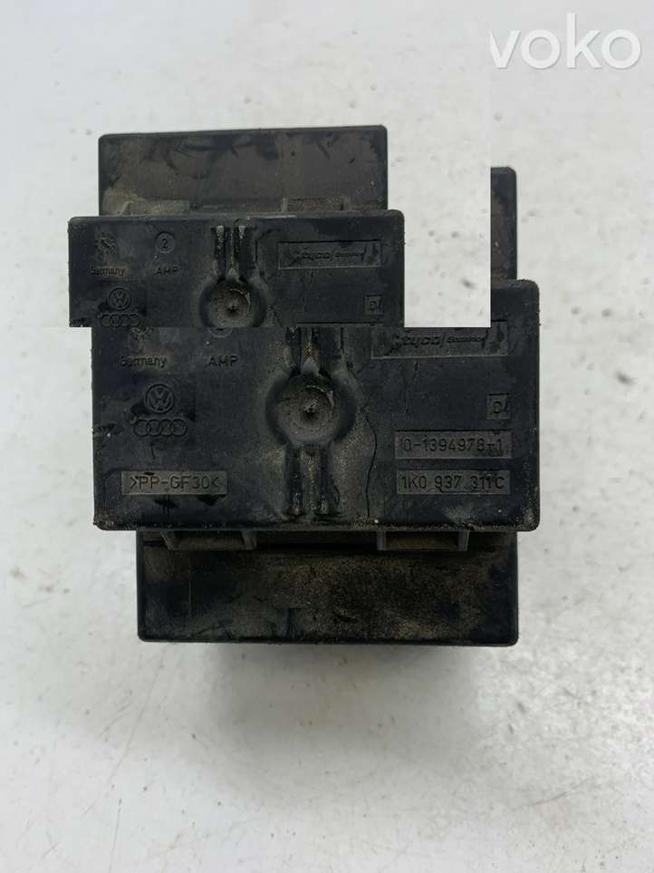Volkswagen PASSAT B6 (2005 - 2010)  1K0937311C Блок предохранителей