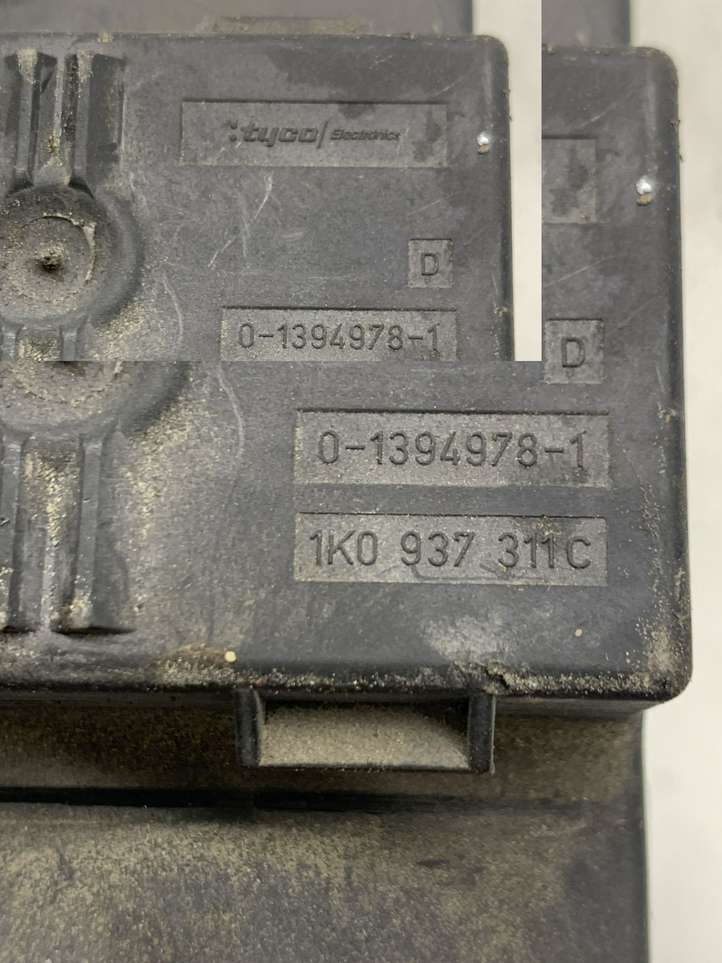 Volkswagen PASSAT B6 (2005 - 2010)  1K0937311C Блок предохранителей