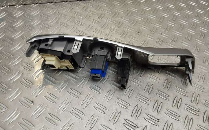 Toyota Prius+ (ZVW40) (2011 - 2018)  5544647070 Рамка рычага переключения передач