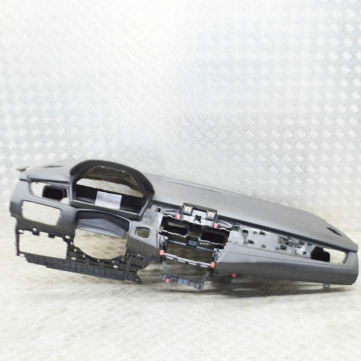 BMW 2 F46 (2015 - )  9305415 Панель