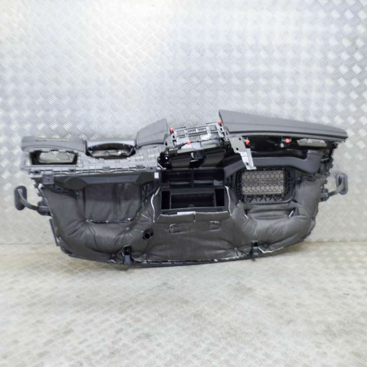 BMW 2 F46 (2015 - )  9305415 Панель