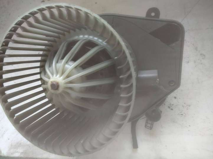 Volkswagen PASSAT B5.5 (2001 - 2005)  8D1820021 Вентилятор печки