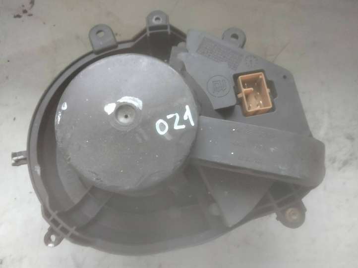 Audi A4 (1999 - 2001)  8D1820021 Вентилятор печки