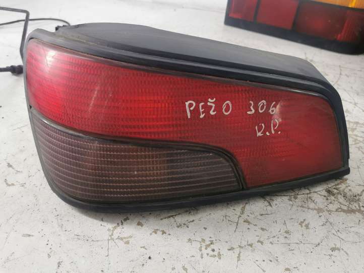 Peugeot 306 (1993 - 2002)   Задний фонарь в кузове