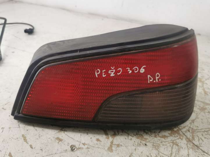 Peugeot 306 (1993 - 2002)   Задний фонарь в кузове