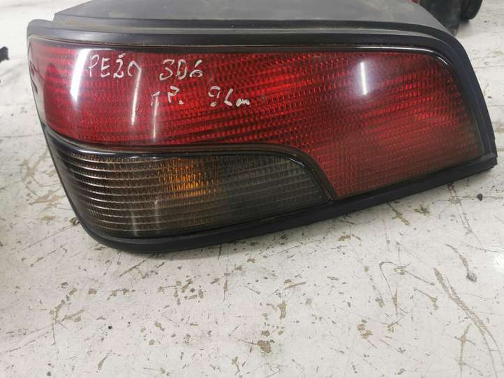 Peugeot 306 (1993 - 2002)   Задний фонарь в кузове