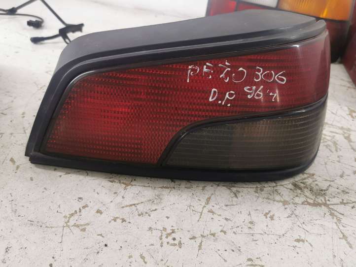 Peugeot 306 (1993 - 2002)   Задний фонарь в кузове