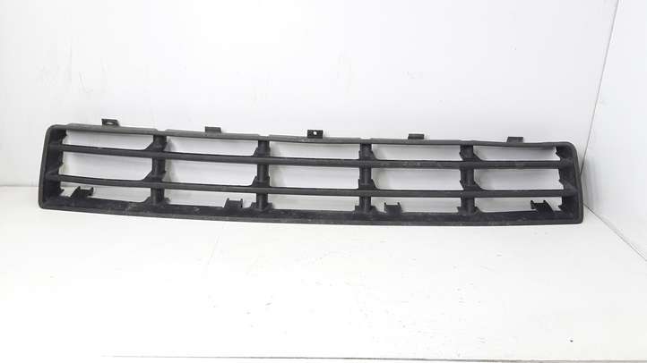 Volkswagen Golf IV (1998 - 2005)  1J0853677D Нижняя решётка (из трех частей)