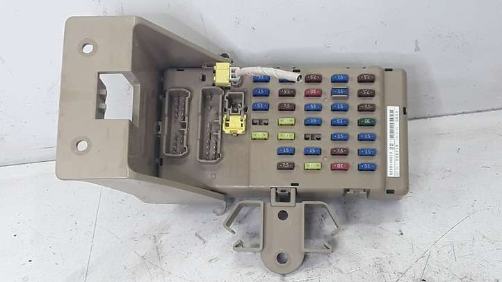 Subaru Legacy (2003 - 2009)  82201AG010 Блок предохранителей