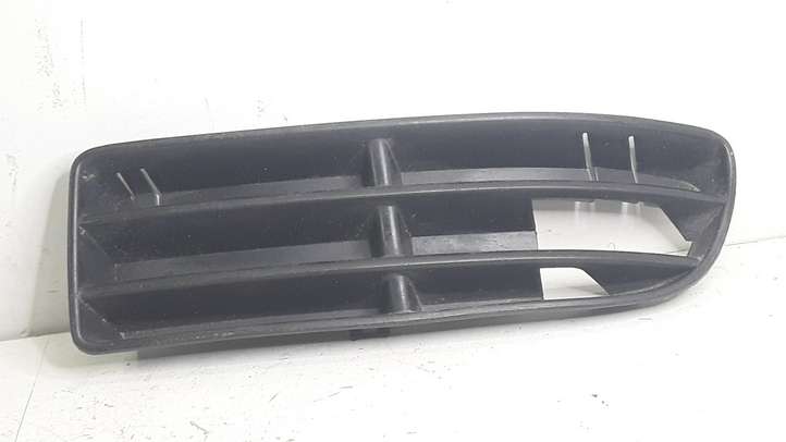 Volkswagen Bora (1998 - 2005)  1J5853665 Нижняя решётка (из трех частей)