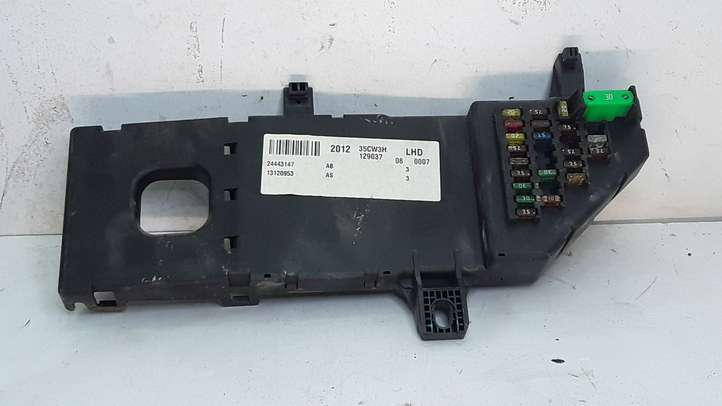 Opel Signum (2002 - 2008)  13120953 Блок предохранителей