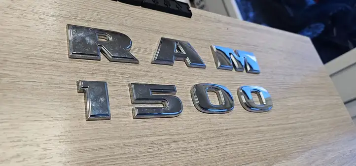 Dodge Ram (2018 - ) Эмблема модели на переднюю дверь — фото 1