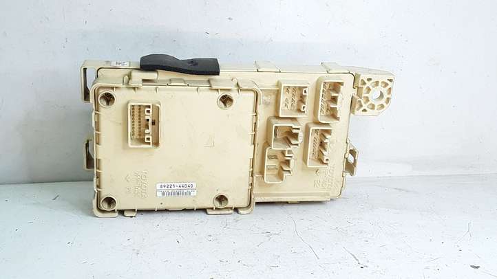 Toyota Avensis Verso (2001 - 2004)  8922144040 Блок предохранителей