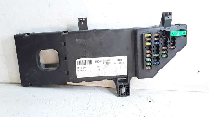 Opel Vectra (2002 - 2005)  13181984 Блок предохранителей