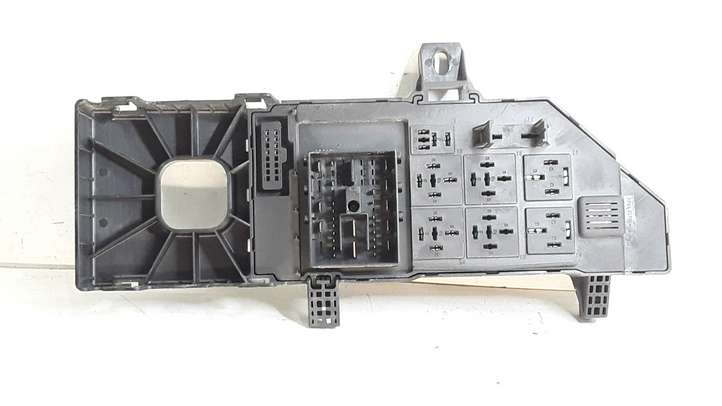 Opel Vectra (2002 - 2005)  13181984 Блок предохранителей