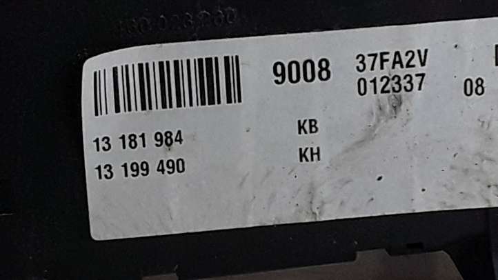 Opel Vectra (2002 - 2005)  13181984 Блок предохранителей