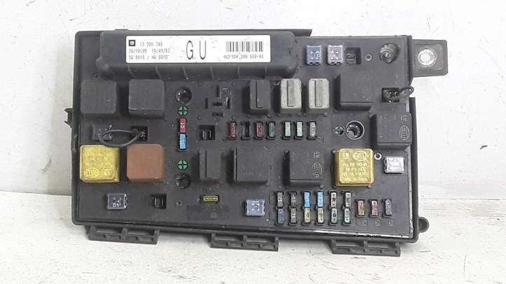 Opel Astra (2004 - 2009)  13206748 Блок предохранителей