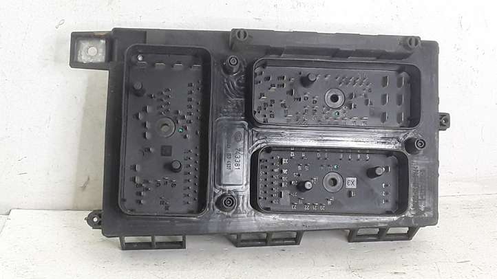 Opel Astra (2004 - 2009)  13206748 Блок предохранителей