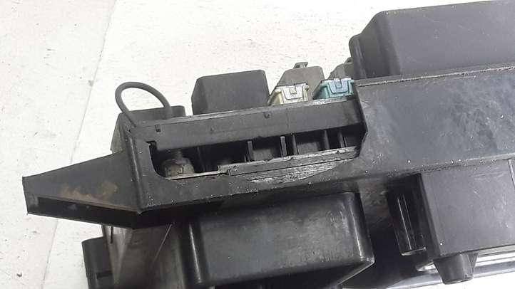 Opel Astra (2004 - 2009)  13206748 Блок предохранителей