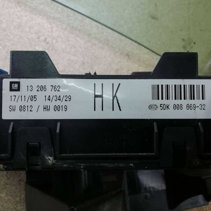 Opel Astra (2004 - 2009)  13115937 Блок предохранителей