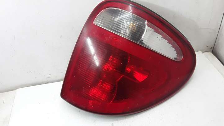 Chrysler Voyager (2001 - 2004)  04857600 Задний фонарь в кузове