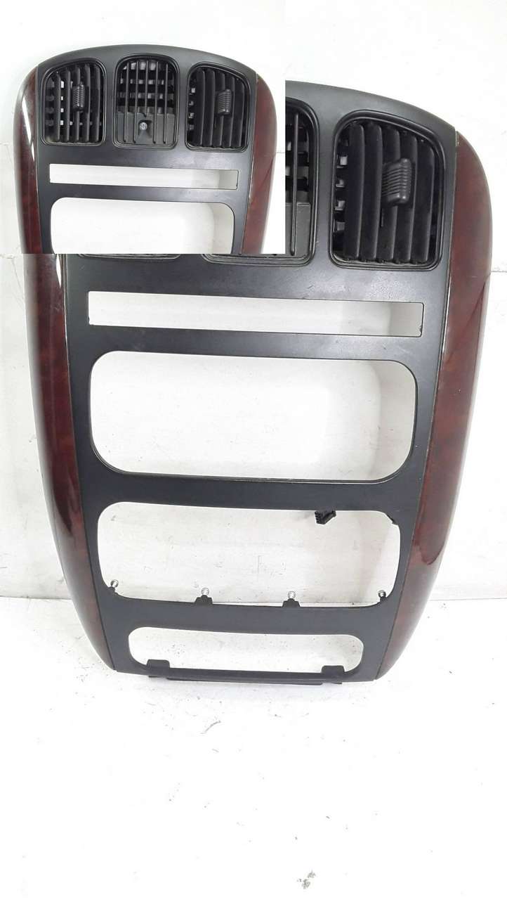 Chrysler Voyager (2001 - 2004)  P09379812C Центральный дефлектор