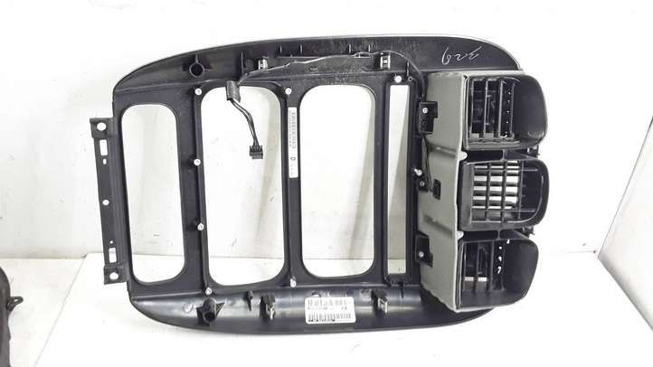 Chrysler Voyager (2001 - 2004)  P09379812C Центральный дефлектор