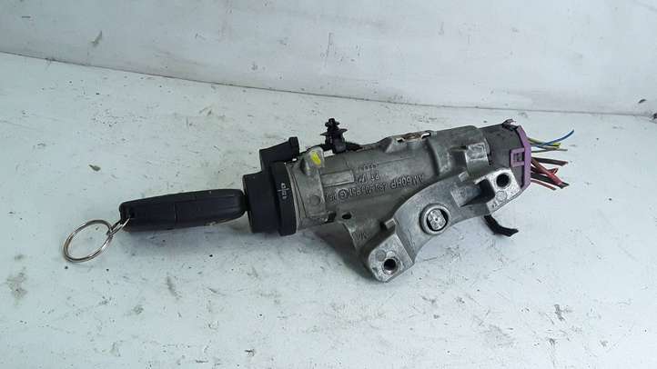 Audi A4 (2000 - 2006)  4B0905851G Замок зажигания