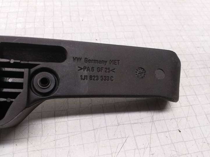 Volkswagen Golf V (2003 - 2009)  1J1823533C Ручка капота