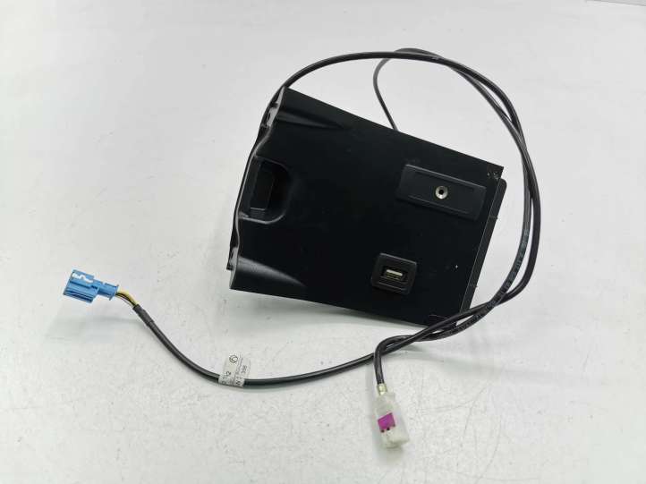 A2468230411 Mercedes-Benz B W246 W242 USB jungtis