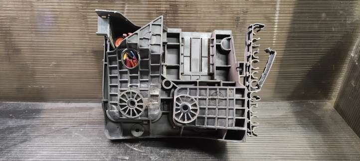 Volkswagen Golf V (2003 - 2009)  1K0907361C Крышка ящика предохранителей