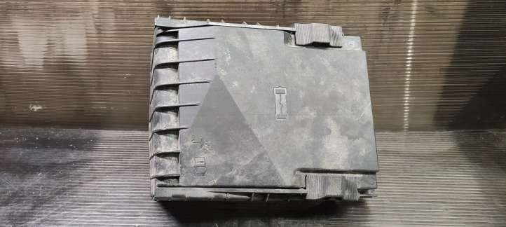 Volkswagen Golf V (2003 - 2009)  1K0937132F Крышка ящика предохранителей