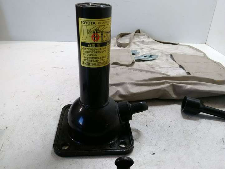 Toyota Land Cruiser (HDJ90) (1996 - 2002)   Комплект инструментов