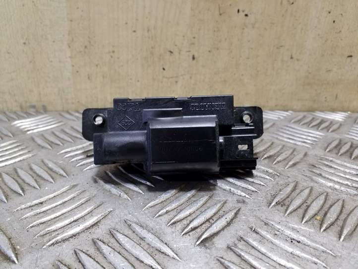 Nissan Qashqai (2006 - 2010)  90502AV70A Замок задней крышки