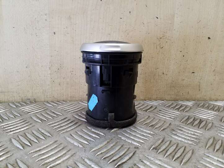 Nissan Qashqai (2006 - 2010)  68760JD10A Центральный дефлектор
