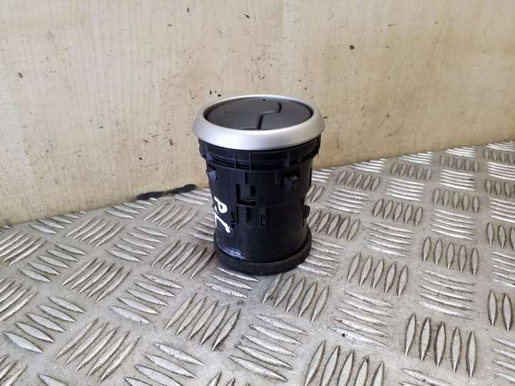 Nissan Qashqai (2006 - 2010)  68760JD10A Центральный дефлектор