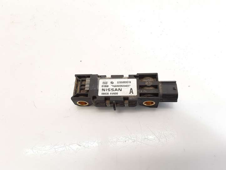 Nissan Primera (2001 - 2008)  98830AV600 Датчик удара надувных подушек