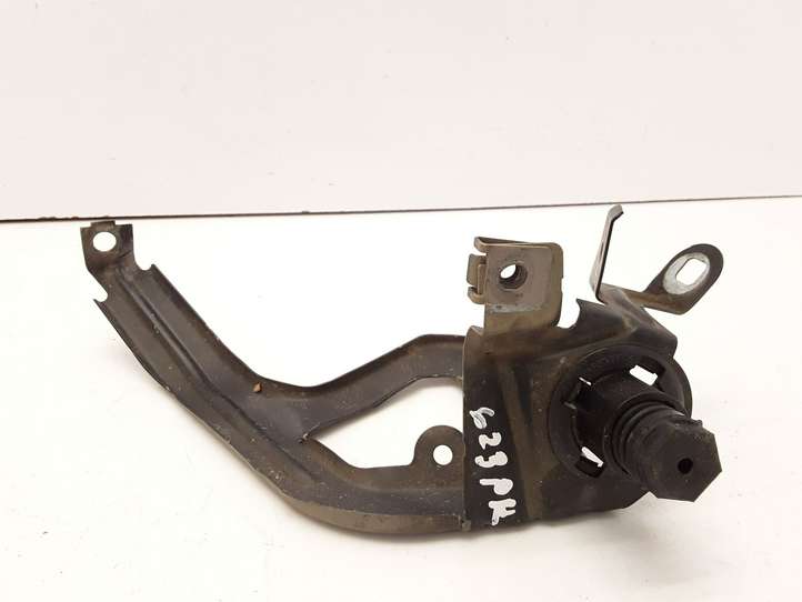 BMW 5 F10 F11 (2009 - 2016)  51767183752 Петля (петли) капота