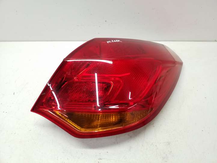 Opel Astra (2009 - 2012)  1090098 Задний фонарь в кузове