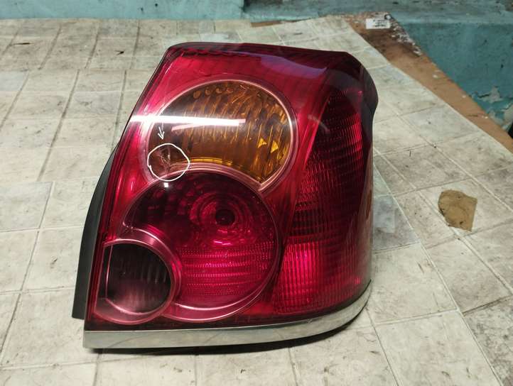 Toyota Avensis T250 (2003 - 2006)  89028783 Задний фонарь в кузове