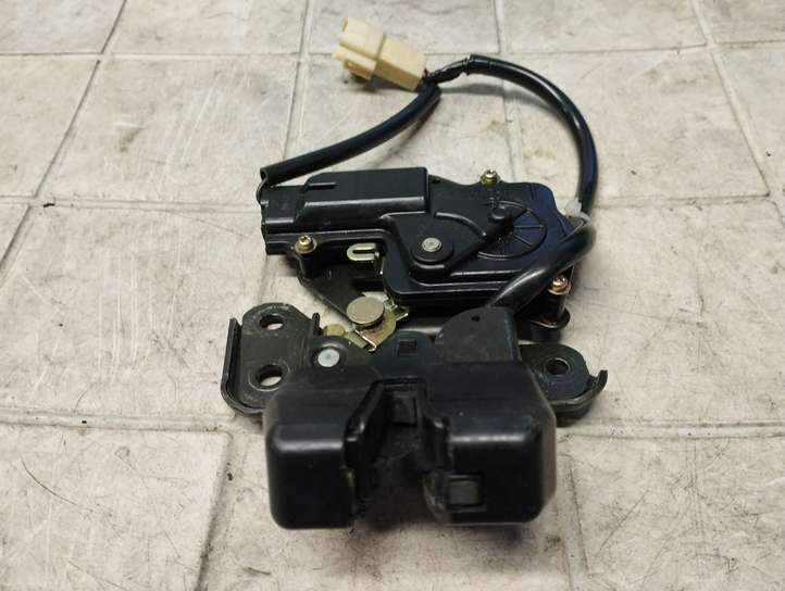 Toyota Avensis T250 (2003 - 2006)  100303 Замок задней крышки