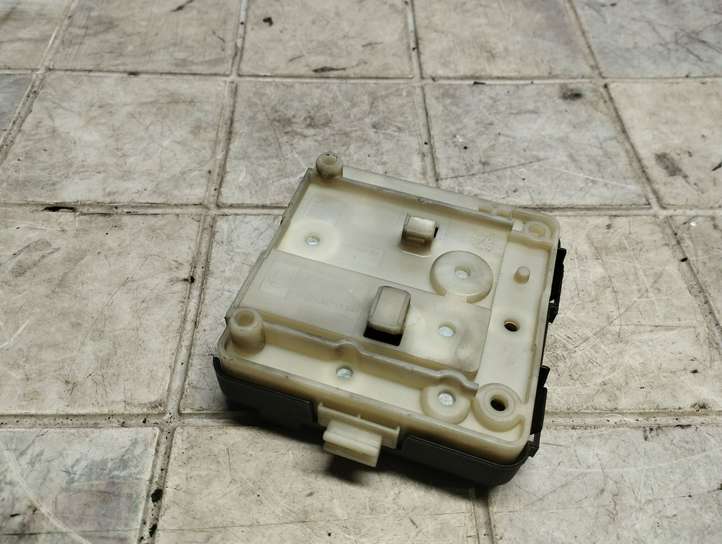 BMW 3 E46 (1998 - 2005)  8387547 Узел подключения плюсовых проводов